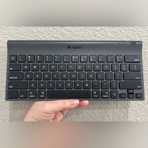 Logitech KEYBOARD Y-R0021 For iPad iOS Android Tablet Bluetooth
